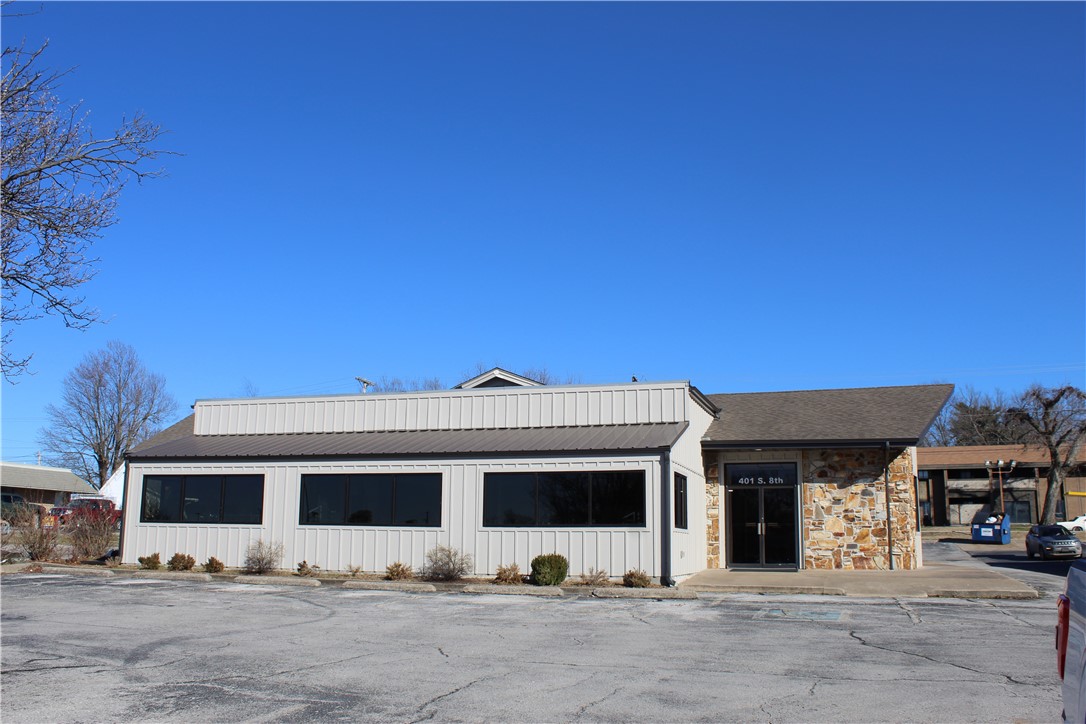 Excellent location for a retail business! Near downtown Rogers and surrounded by other retailers, restaurants, & entertainment. High traffic with visibility on S 8th St/ 71B.
- 5,717 sf of retail space
- 25,000 CPD along S 8th St
- High ceilings
- Open floorplan
- Ample parking
- Strong location near downtown Rogers & busy Walnut St