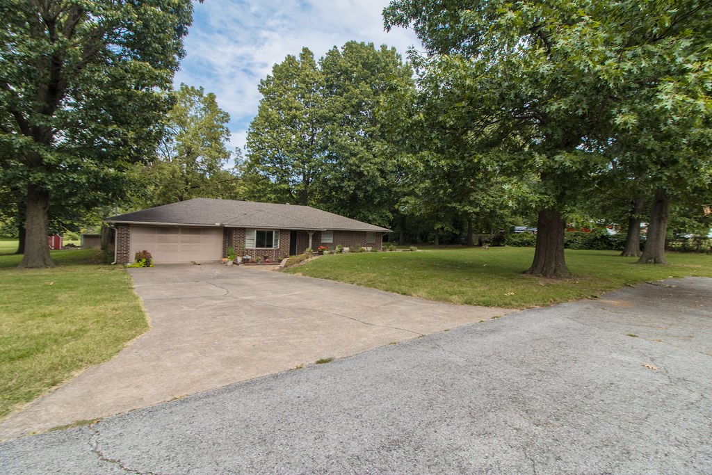 3 bed 2 bath house w 2.96 acres mol lot close access to HWY 71 in Springdale. Back 1.54 acres mol is zoned commercial, potential to build commercial shop building. Home is in good shape with a 2 car garage and external shop building. Dogs on back porch in pen.