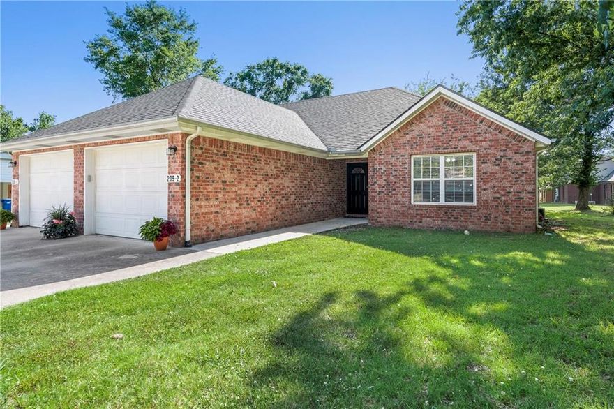 Downtown Bentonville, fully furnished, month to month rental. Vaulted ceilings, no carpet, private backyard area. Trail system in the front yard. Located near Crystal Bridges Museum, Orchard Park, and walkable to Wal-Mart Home Office. King and queen bed, 2 separate baths. Really nice pantry and a 1 car garage. Available now. Agent owned.