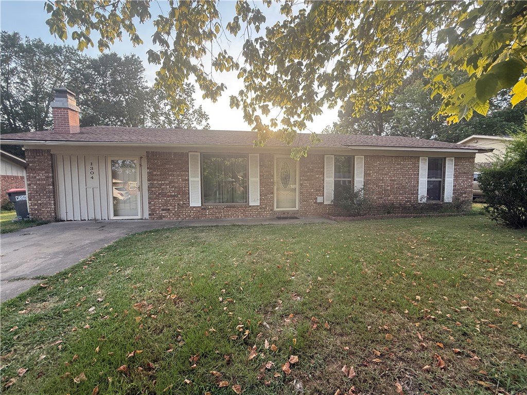 Donāt miss your opportunity to own this beautifully maintained 3-bedroom, 2-bathroom home, complete with a versatile bonus room perfect for a game room, home office, or extra living space. Whether you're entertaining guests or enjoying a quiet night in, this home offers comfort, flexibility, and style.