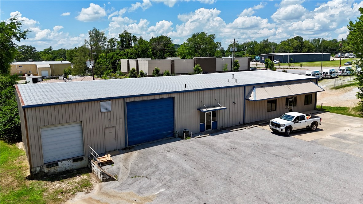 Office and warehouse space available for lease on Donna Street in Springdale, Arkansas. Located just off Wagon Wheel Road with a traffic count of over 17,000 vehicles per day, the property offers convenient access and strong visibility. Surrounded by established residential neighborhoods, the site sits within a growing corridor of Springdale. The planned Northern Bypass will further enhance connectivity, linking I-49 to Highway 412 and improving regional access. The property is well suited for light industrial, service, or office users seeking functional space in a strategic location.
⢠+/- 7,500 SF of office and warehouse space available
⢠2 roll-up drive-in doors and 1 dock-high loading door
⢠Move-in ready with existing office build-out and warehouse area
⢠Three-minute drive to I-49 and easy access to the surrounding market
⢠Near the future Northern Bypass extension and Highway 71B exit
⢠Ideal for light industrial, services, or office users
