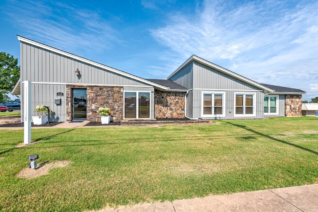 Building has new roof, new siding, new windows, new flooring and new HVAC system. Ideal for various types of medical facilities. Lots of parking, large waiting area. All furniture and fixtures convey. Very near turnkey for dental clinic.