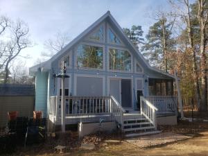 Here is a rare opportunity to acquire your very own house on top of Mt Nebo. This doll house was built in 2016 and offers 1 bedroom with a loft. The loft will fit a king or 3 twins. The bathroom has an amazing walk in shower. There is also a screened in porch to enjoy as well as the front porch. The lot is 150 x 50 and is completely fenced for dogs. The house is very cozy and designed to utilize the space.