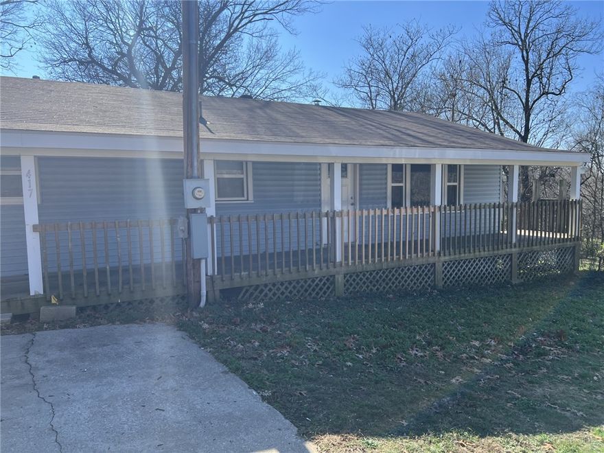 This property would make a great first time home or small office.  This is in a country setting across form the Illinois River watershed.  New kitchen in the last year.  Recently redone.  Wood  floors!  Come see this great property!