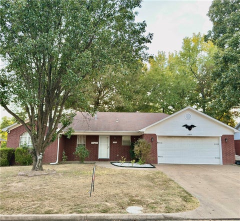 Photo of 1306 S Oswego Place, Russellville, AR 72802 (MLS # 1361355)