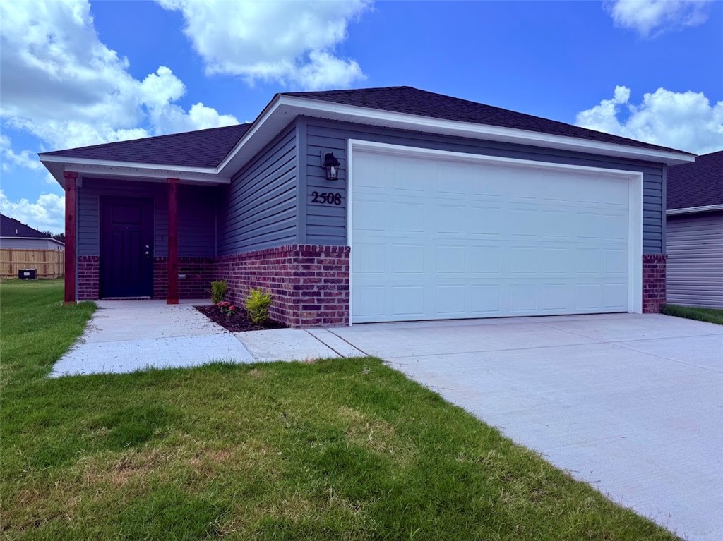 This home is rich with curb appeal with its welcoming front porch and gorgeous front yard. This open floorplan features 3 bedrooms, 2 bathrooms, and a spacious living room. Enjoy an
open dining area, and a charming kitchen conveniently designed for hosting and entertaining. The
beautiful back covered patio is great for relaxing.