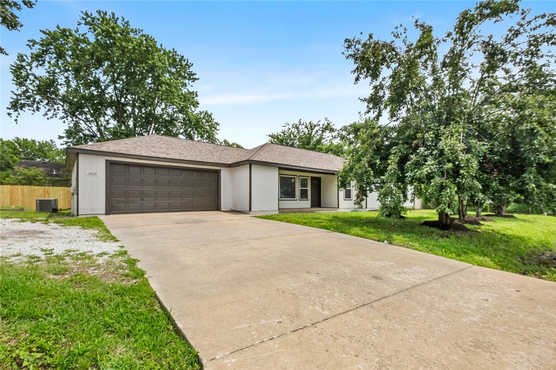 Stunning, fully remodeled home in the heart of Rogers! Located just minutes from downtown, Lake Atalanta, and the Razorback Greenway Trail system, this beautifully updated 3-bedroom, 2-bath home blends modern style with unbeatable convenience. Enjoy quick access to nearby parks, biking and walking trails, and all the dining, shopping, and entertainment of downtown Rogers—just a short walk away.
Step inside to discover a bright, open floor plan with all-new flooring, fresh paint, recessed lighting, and a completely updated kitchen featuring new appliances and ample storage. The spacious primary suite includes a large bathroom with generous counter space and a walk-in shower, while the second bathroom is equally roomy and well-appointed.
A two-car garage, covered front porch, and sizable front yard round out this move-in-ready gem. Whether you’re looking for your first home, or an ideal investment, this home checks all the boxes.