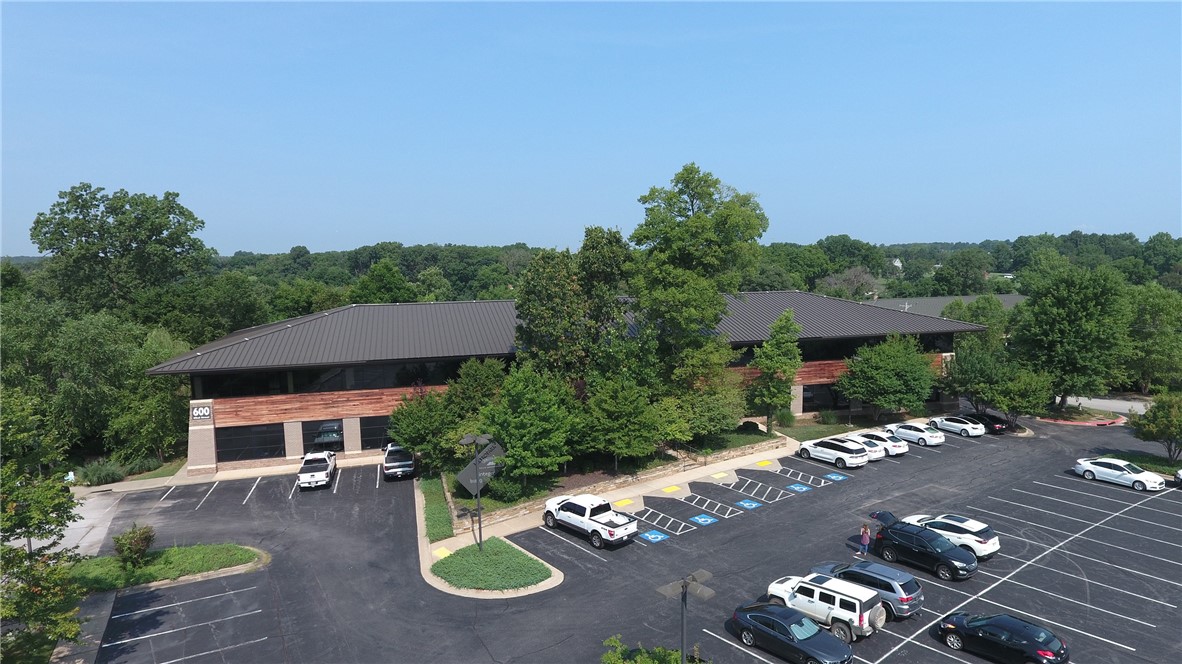 Office space available in Metro Park in Rogers, Arkansas. Property has modern architecture, ample parking and access to amenities. Space is located on the first floor and includes conference rooms, showroom and offices. Adjacent to the property is direct access to the Razorback Greenway trail system and within a few minutes drive is the Walmart AMP, Topgolf, Pinnacle Hills Promenade and just north of the property is the future 350-acre Walmart Home Office campus.