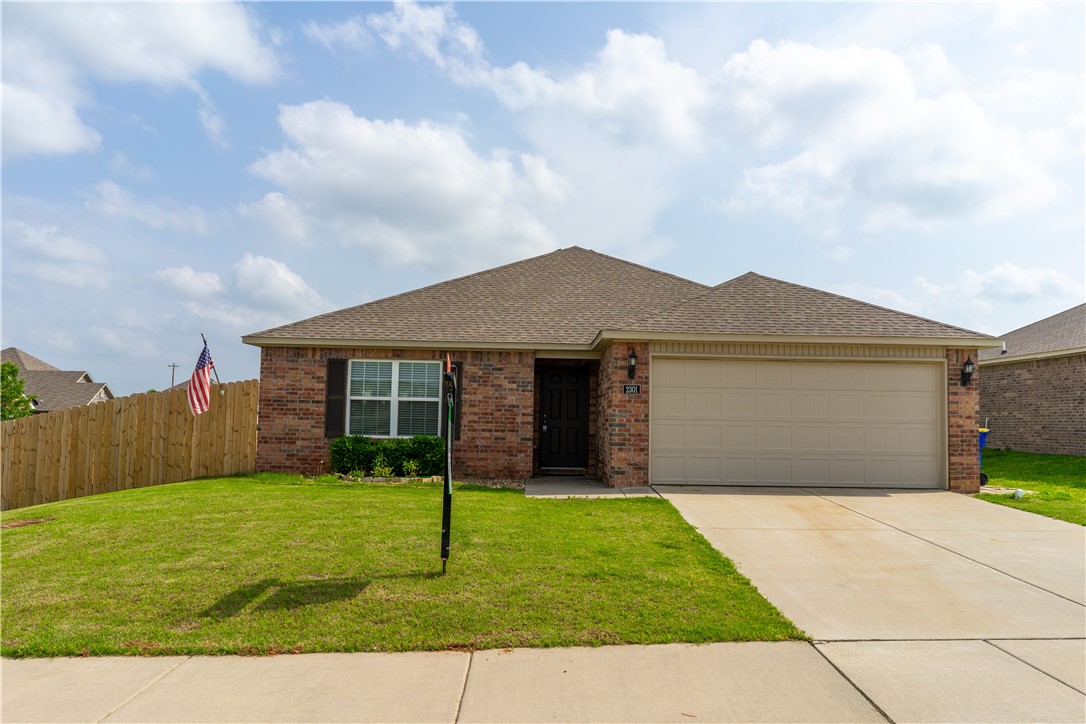 This bright, airy home has almost 1500 square feet of living space in a 3 bedroom floor plan with 2 full
baths. Located in a quiet, beautiful neighborhood on the western edge of Lowell, the home is central to all the amenities of Northwest Arkansas with easy access to I-49 and roughly 7min to the proposed Costco on Please Grove road. This well designed floorplan accomplishes a tremendous use of space, with a wrap around Kitchen, spacious Semi-Formal Dining area, and an open living Area with Cathedral ceilings. The kitchen features Granite Countertops and stainless steel appliances. Lots of natural light pours into these Main Areas. Outside, due to being on a large corner lot, there's plenty of room to play in the large, gently sloping backyard. Imagine yourself relaxing on the back patio, or in the master bedroom, featuring its own Bathroom suite and walk-in Closet. Come experience this bright, open, and comforting interior.