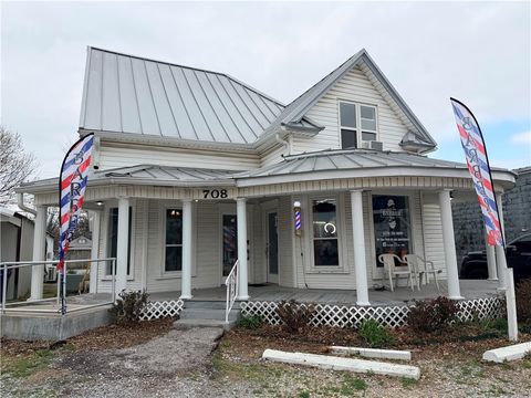 Photo of 708 S Mount Olive Street, Siloam Springs, AR 72761 (MLS # 1339111)