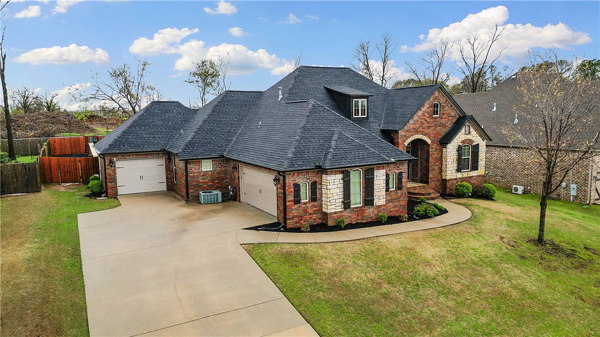 MOTIVATED SELLERS!!! Let's see an offer! Welcome to one of Northwest Arkansas’ finest listings just 2 miles from downtown Bentonville! This charming neighborhood offers a cozy family community, close to both the downtown excitement and the award winning mountain bike trails. This stunning 4-bedroom, 3-bathroom home is nestled in north Bentonville with a 3-car garage and a flat fenced backyard. Outdoor enthusiasts can enjoy trails right from the neighborhood's sidewalks or a quick ride to Tiger and A Street trailhead. Inside, the thoughtful split floor plan includes the primary suite and a secondary bedroom on one side of the home, while two additional bedrooms share a Jack-and-Jill bath on the other—perfect for guests or growing families. The open-concept kitchen and formal dining room make entertaining a breeze, with seamless flow to the cozy back patio for outdoor gatherings.
Style, space, and location—it’s all here. Don’t miss your chance to see this Bentonville home. Schedule your showing today!