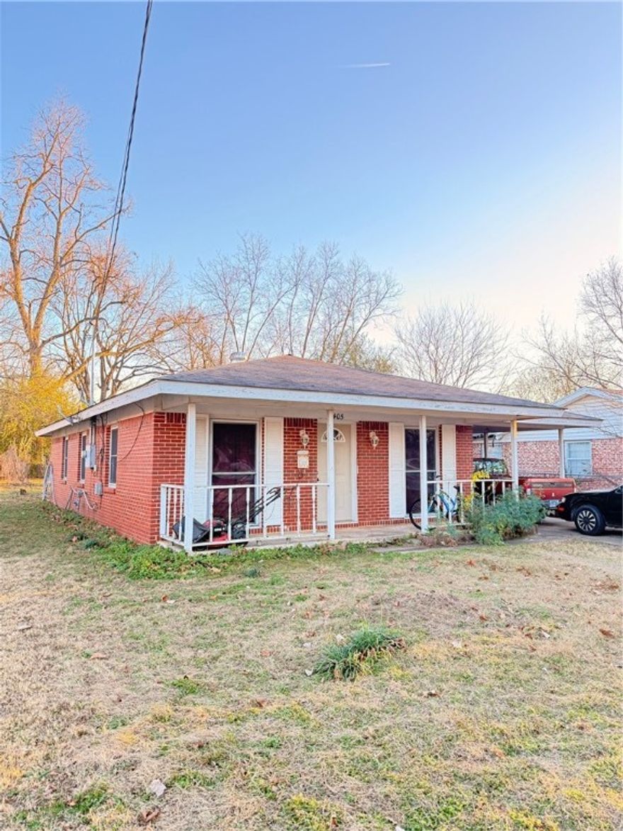 This beautiful brick house offers unbeatable convenience in one of Dardanelle’s most desirable areas. Located just minutes from shopping centers, schools, and the hospital, it delivers the perfect blend of comfort and accessibility for everyday living.
3 bedrooms — ideal for families or first-time buyers
1.5 bathrooms — practical and easy to maintain
Durable brick construction — low-maintenance and long-lasting
Prime location — close to everything you need
Perfect starter home — affordable, comfortable, and move-in ready
Whether you're beginning your homeownership journey or looking for a smart investment, this home offers value, convenience, and long-term potential!Opportunities like this don’t last long. Contact us today to schedule your showing and make this Dardanelle home yours!