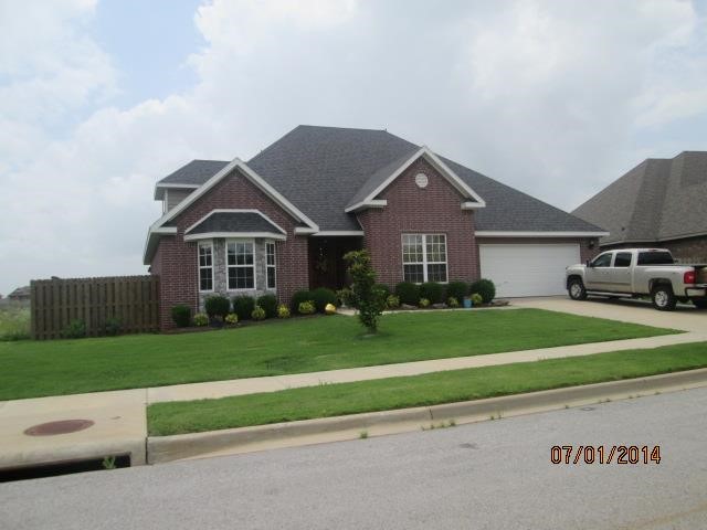 Beautiful home in upscale neighborhood, close to shopping. Additional $25 / month for 6 month lease term.
