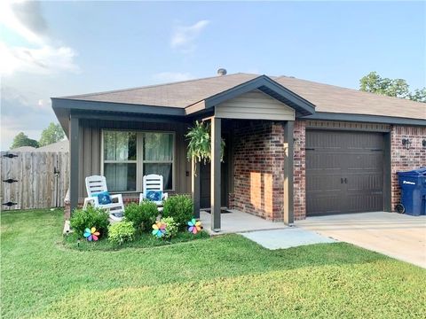 Photo of 1703 E Central Street, Siloam Springs, AR 72761 (MLS # 1329963)