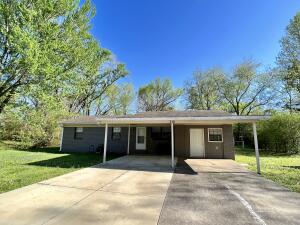 This 4 bed 1.5 bath house has been freshly updated and well maintained! A nice family size dinning room with a galley style kitchen. Plenty of room for the whole family!