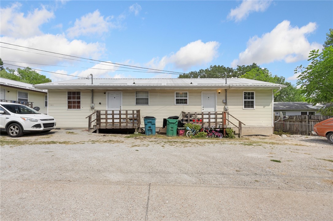 Duplex in Yellville! Each side offers 2 bedrooms, 1 bath, and 700 sq.ft. of living space. Conveniently
located. Great investment opportunity!