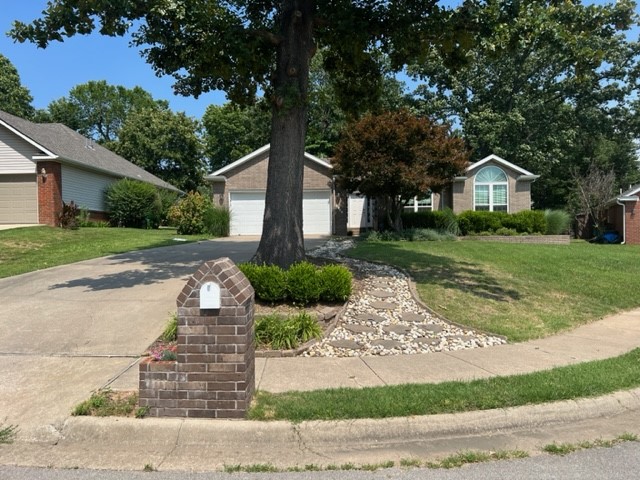 This is a well maintained in a great location. Convenient to Springdale and Fayetteville. Quiet cul-de-sac. Park-like yard!