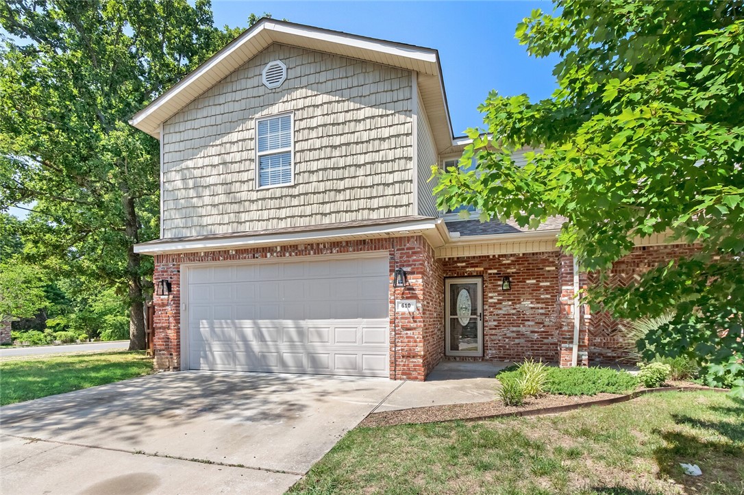 Motivated seller! Stretch out in the roomy 4beds/2.5 baths. An extensive cosmetic overhaul was completed. Fresh paint, flooring, granite countertops, appliances, plumbing/electrical fixtures, hardware, etc. Located just north of all downtown Bentonville has to offer, within walking distance to hop on the trail system and extremely convenient to I-49.
Donāt miss out on this rare opportunity to purchase a 4 bedroom home of this size with a large back yard and privacy fence, in Bentonville area with a price point like this. It would make a great nightly rental. It's move in ready for you, whether personal or investment use.