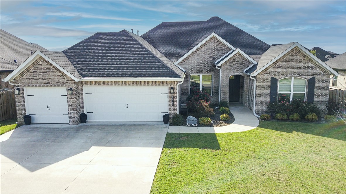 Beautiful move-in ready 4 bed 2.5 bath with 3 car garage in the Arlington Subdivision. Great location, walking distance to Pea Ridge Schools. Open floor plan featuring a large kitchen with island, eat-in kitchen, cook top, gas stove, stainless steel appliances and granite countertops throughout the home. Backyard has privacy fencing and a covered patio perfect for entertaining. Schedule a showing appointment before it's too late.