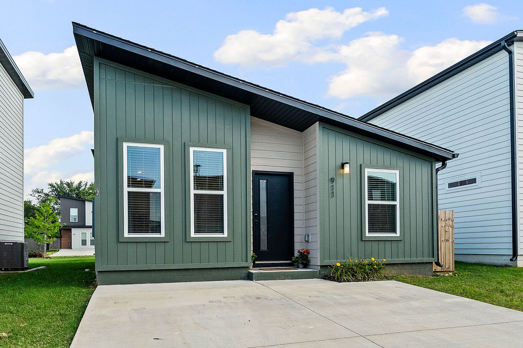 Photo 1 of 19 — 911 States Avenue, Bentonville, AR 72713