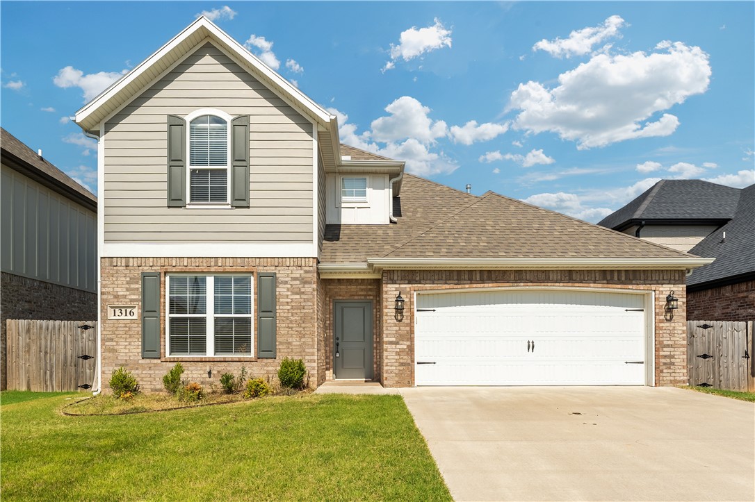Beautiful 3 Bed, 3 Bath Home in Prime Rogers Location
Step into comfort and style with this updated home featuring hardwood floors, stainless steel appliances, and modern lighting and plumbing fixtures. Enjoy the convenience of included washer, dryer, and fridge, plus a private fenced backyardāperfect for relaxing or entertaining. Located in a sought-after area close to everything you need