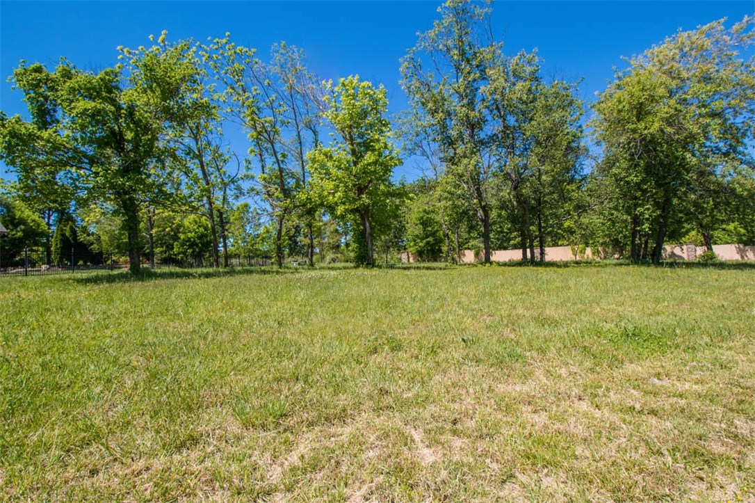 Great opportunity to custom build on one of the last few remaining lots in Pinnacle Country Club in the Bentonville School District. Ideal location on the North side of Pinnacle on a private cul-de-sac. All utilities on site, gated with security. Minutes from I-49, Mercy, Pinnacle Promenade, the Amp, Embassy Suites and Convention Center. Protective Covenants apply, building minimum is 3,500 square feet.