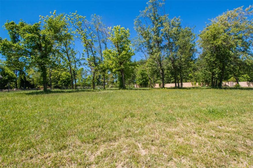 Great opportunity to custom build on one of the last few remaining lots in Pinnacle Country Club in the Bentonville School District. Ideal location on the North side of Pinnacle on a private cul-de-sac. All utilities on site, gated with security. Minutes from I-49, Mercy, Pinnacle Promenade, the Amp, Embassy Suites and Convention Center. Protective Covenants apply, building minimum is 3,500 square feet.