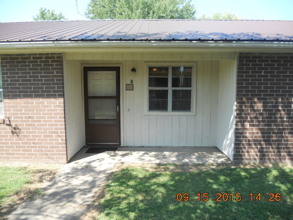 2 Br 1 Bath triplex, middle unit, kitchen and living room new paint. located near shopping and amusements, walk to crystal Bridges, owner to manage with approved application. Short term lease availability. Bathroom remodel, new flooring in bedrooms, all new paint through out small pet negotiable with pet fee