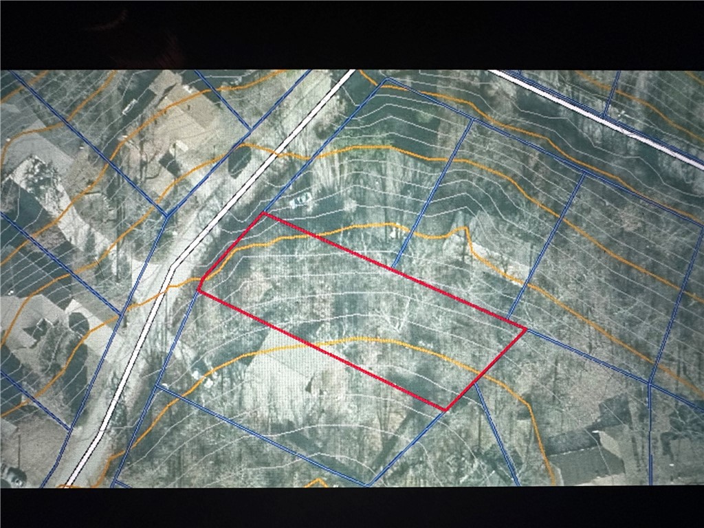 This lot is in a great location close to bella vista country club golf course, minutes from tanyard creek trails, and lake Windsor & lake Avalon.