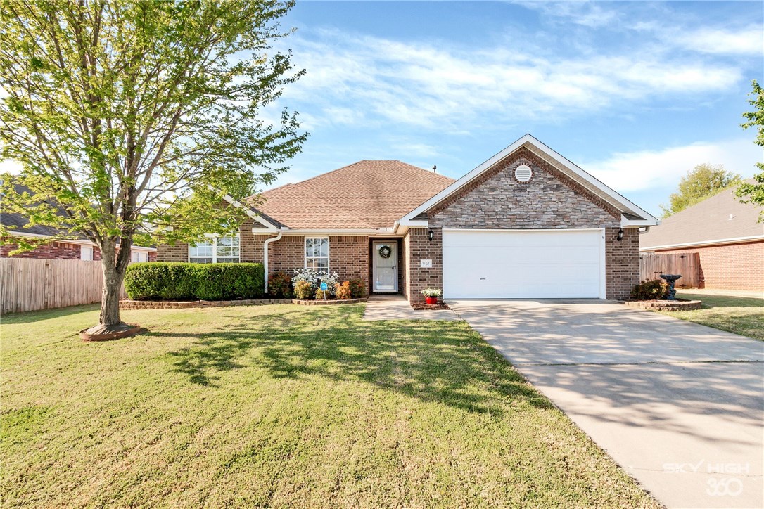 Beautiful 1905 sq ft home with 3 bedrooms, 2 bathrooms, well maintained home in Springdale. Immaculate wood flooring in living area that opens to your kitchen with large eat-in area and 1 year old appliances. Gorgeous master suite with trey ceiling. Master bath has his and her closets for all your storage needs. Large backyard with covered porch.