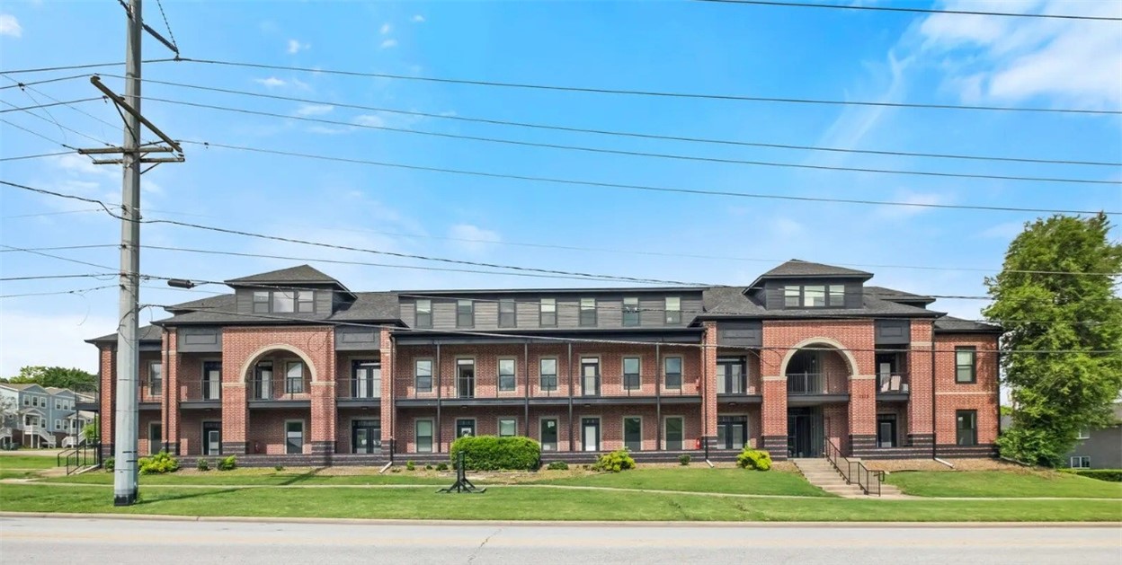 Newly renovated and perfectly located just steps from the University of Arkansas, this 3-bedroom condo is a must-see! Enjoy an unbeatable locationāless than a mile walk to the University of Arkansas, a one-minute walk to the Razorback Greenway, and about one mile from Dickson Streetās shops, dining, and entertainment. Inside, youāll find modern upgrades including granite countertops, premium fixtures, and a full set of appliances. This property combines style, convenience, and accessibilityāideal for anyone wanting to live in the heart of Fayetteville! We process applications as we receive and once an application is approved, we reach out for deposit. Deposit secures the unit not the application. Please be aware of scams. Our application process is to be paid online through a secure portal, and we do not accept cash, CashApp, Venmo, and/or PayPal. Showings are through appointment only. Offering 6-9 month leases! 1/2 off first full month's rent