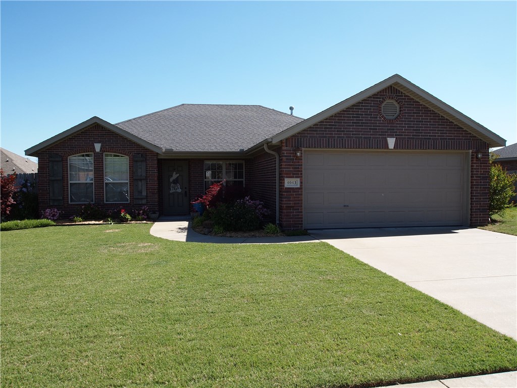 Very well kept home in desirable Clabber Creek S/D. All brick, split floor plan with large eat-in kitchen. Spacious master suite, large living room, gas fireplace, privacy fenced back yard. One of the best landscaped homes in the neighborhood. Close to schools and convenient to the Interstate.