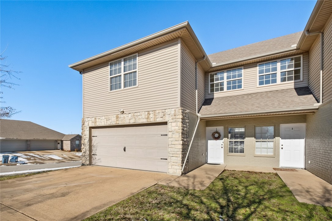 3 bedroom 2.5 bathroom duplex immediately available for rent! Property is conveniently located off of SW Regional Airport, just minutes from the XNA Airport & Walmart Home Office in Bentonville. Home features an open kitchen & living area, a large master suite w/walk-in closet, and a private fenced in backyard! 1 year lease required. Pets to be considered.