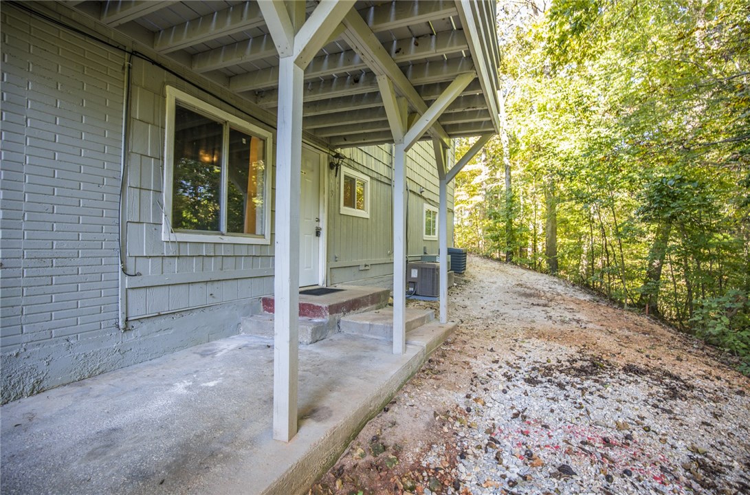 2 bedroom 1 bath tri-plex close to Beaver Lake. Wooded view. includes refrigerator and washer/dryer hook up.Pets allowed for an additional $50 per month plus $250 deposit.