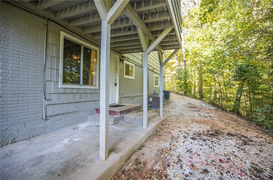 2 bedroom 1 bath tri-plex close to Beaver Lake. Wooded view. includes refrigerator and washer/dryer hook up.Pets allowed for an additional $50 per month plus $250 deposit.