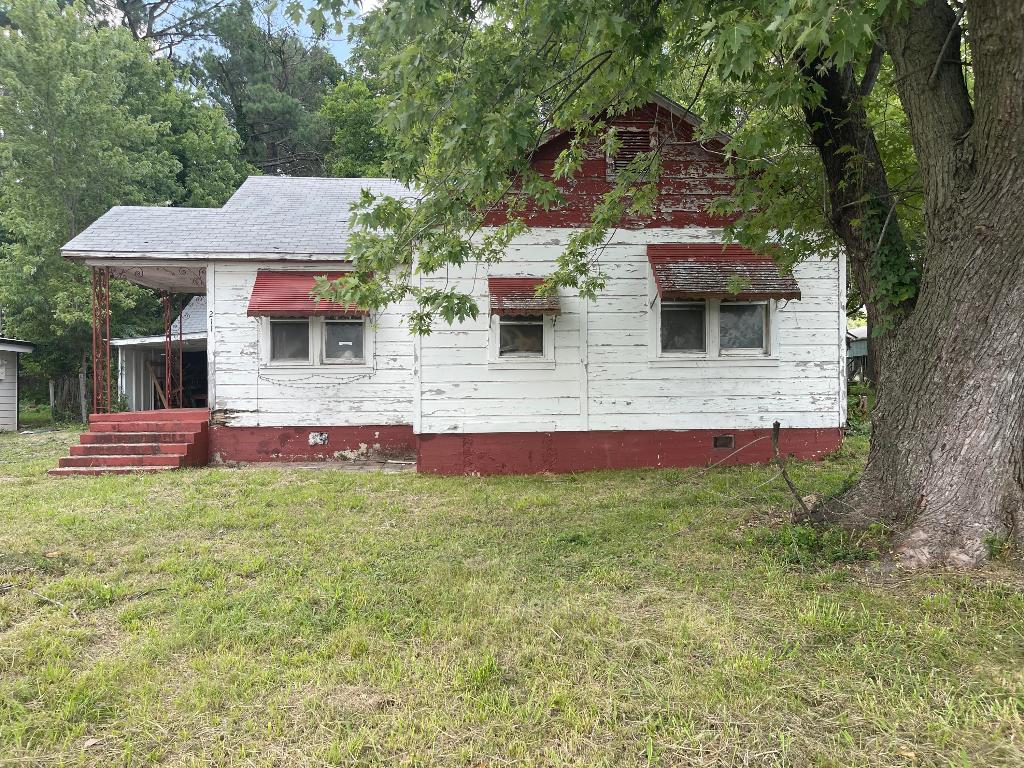 Handyman Special located just a block off of Highway 65, behind Ranch House Plaza. The lot size is 60' x 212' with all utilities available, and zoned C-3. It fronts on Lincoln Ave and Durand Avenue, making it a prime location for your next project. Don't miss out on this opportunity to create something special in this convenient and accessible area! Just a heads up, the home is not move-in ready, so be careful and take your time exploring. Owner/Agent not responsible for accidents. Offers subject to Court Approval.