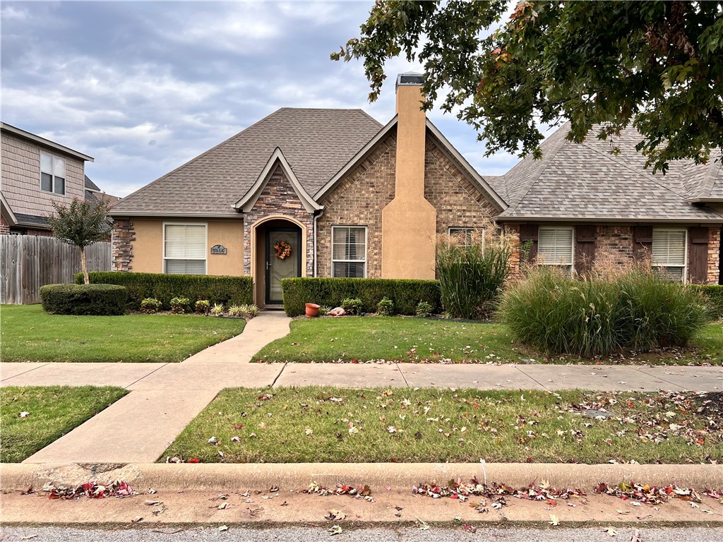 SOLD BEFORE PRINT
Two bedroom, two bath townhouse in Bentonville. Kitchen equipped with granite countertops and nice cabinets. Tile in wet areas and carpet in living areas