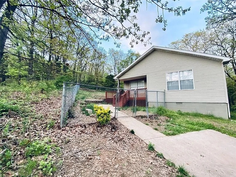 Lovely 3BD/1BA home nestled in Mt Sequoyah South area with new floors and fresh paint, no carpet. Main Bedroom offers 2 closet space areas. Large fenced yard with back porch sitting area for you to enjoy in the evenings. Washer & Dryer included. Near Crossover/Mission Blvd Business Plaza, Happy Hollow Elementary School and Mt Sequoyah Woods Loop Trail. Agent owned and managed.