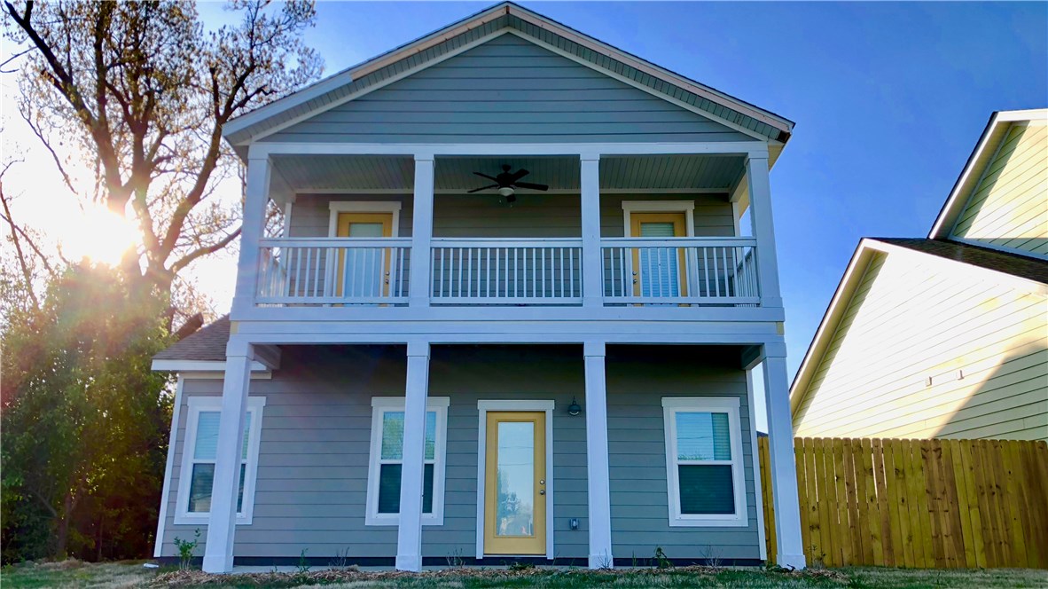Beautiful new 3 bed/2.5 bath homes just of Rupple Row. Hardwood floors, granite countertops. Two car garage. Residents get use of the amenities from the Links of Fayetteville including golf, pool, club house. Close to I-49 and U of A. Comes with refrigerator, washer, and dryer. Fully Furnished Options available.