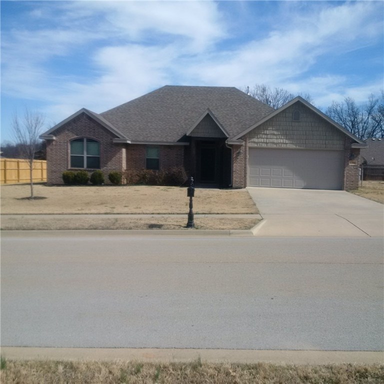 Nice home in South Fayetteville. Great split floor plan. Featuring 3 bedrooms, 2 baths, breakfast nook, gas log fireplace in living room, pantry covered back patio, all appliances, granite counter tops, master bath complete with separate shower & jucuzzi tub.