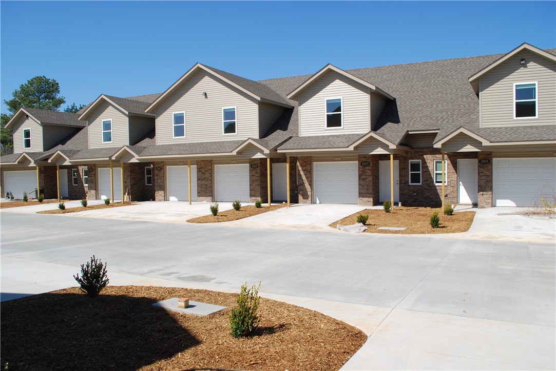 Less than 10 minutes to WM/HO. Fantastic investment opportunity: 12 1350SF, 3BR/2.5BA condos, 8 with 1-car and 4 w/2-car garages. Full upgraded appliance package including washer/dryer. No carpet, LPV, soft-close maple cabinets, quick change locks, water saving toilets, heat pumps, insulated garage doors, end units have heated/cooled external storage. Paved bike trail.