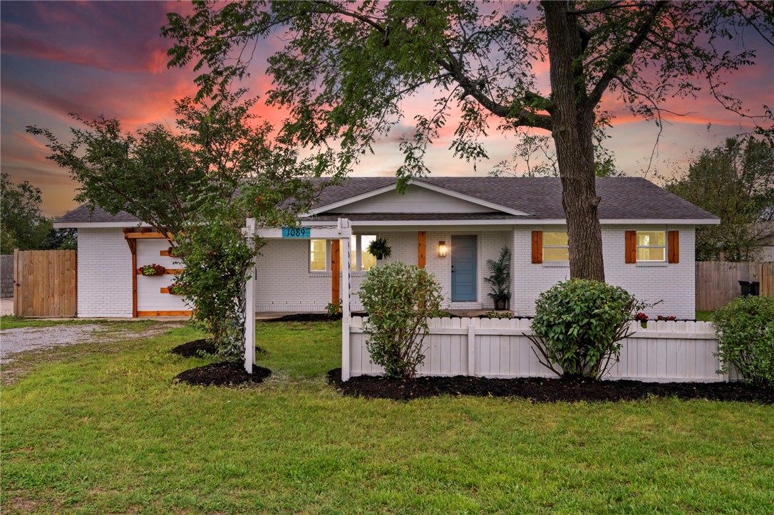Welcome to 1089 Elway Dr, a beautifully updated 4-bedroom home with a flexible bonus room that can be a 5th bedroom, home office, or formal dining room—you decide! With 2.5 fully renovated bathrooms, a new roof, and over 2,000 square feet of living space, this home is move-in ready and full of charm.
Enjoy a bright, open layout perfect for relaxing or entertaining. The remodeled kitchen and updated bathrooms offer a fresh, modern feel throughout.
Out back, enjoy a fenced yard, a large patio for summer BBQs, and a bonus workshop—ideal for hobbies or extra storage.
?? Just 5 minutes from The Jones Center, Downtown Springdale, and I-49, with quick access to shopping and dining.
? Whether you're growing your family or need room to work and play, this one checks all the boxes!