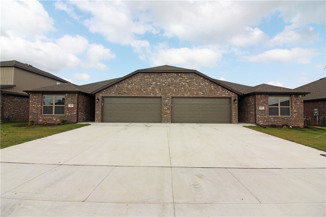 A cozy 3 bedroom, 2 bath, 2 car garage duplex- Super Location. This duplex has wood look tile in main areas, split floor plan, eat in kitchen with granite counters, SS appliances, gas cook top and Island in center. Fenced back yard for privacy. Pets negotiable with increased deposit. Rent will increase to $1495 with pets. Occupied. Ready 1st week of OCT.