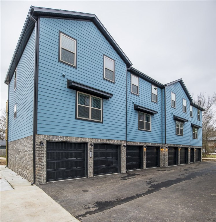 Move in ready townhomes located in Fayetteville, AR! Great central location within minutes from everything! Take the bus to the U of A or walk down the road to a local coffee shop. Washer, Dryer, and Refrigerator included with unit!