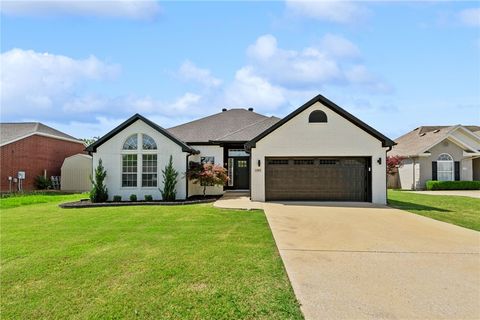 Photo of 1303 Sanford Drive, Bentonville, AR 72712 (MLS # 1346743)