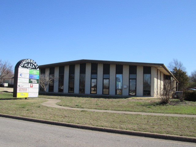 $1600.00 per month in the heart of Rogers. Newly updated, this space has two entrances/exits and offers a reception area, four offices, large kitchen area, and spacious conference room. The location is hard to beat sitting next to Walmart Supercenter and right off Walnut Street. Close to Downtown Rogers and minutes to I49. This space is ideal for Office, Retail, Medical, Yoga/Pilates Studio, Counseling Center, Real Estate Office etc.
Don't let this one pass you by!
