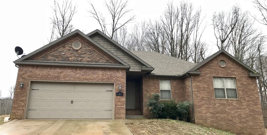 Quiet house in the wood. Close to Bentonville. 3 bedroom 2 bath! Privacy fence. Only house on the street. &#xD;&#xA;$1450/month for a 1 year lease&#xD;&#xA;$1350/month for a 2 year lease