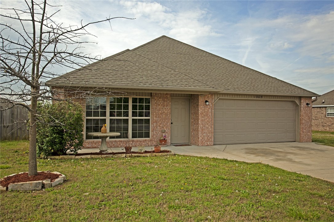 This perfect starter home in Pea Ridge is available for 100% FINANCING! It is a 3/2 with a large living room area w/ fireplace, fresh paint, stainless steel appliances and much more! The back yard is perfect for a play set or pool. With spacious closets and plenty of room for entertaining, check it out TODAY!