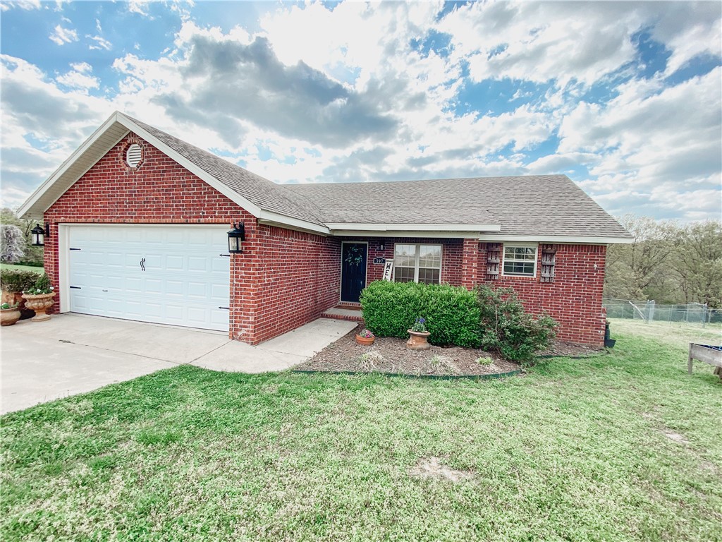 Lovely three bedroom home with split layout. New granite countertops installed. Sits in a quiet neighborhood 25 minutes from Springdale/Fayetteville or 7 minutes to Huntsville. Large fenced in backyard with wooded view. On a dead-end street without unnecessary traffic. Friendly neighbors, great location for someone who needs to commute for work with easy access to Hwy 412.