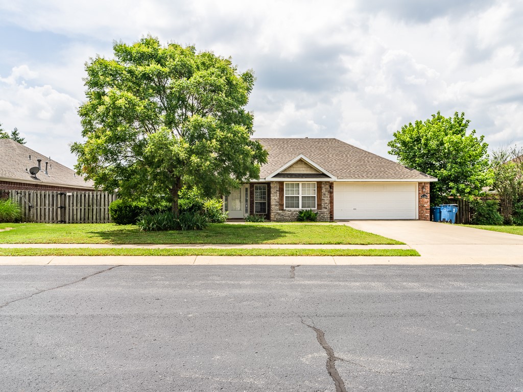 This 3-bedroom 2 bath is in the heart of Pea Ridge. Great floor plan, formal dining + eat in kitchen. Galley style kitchen with black appliances. large deck with privacy fenced yard. No showings until 06-27-2025